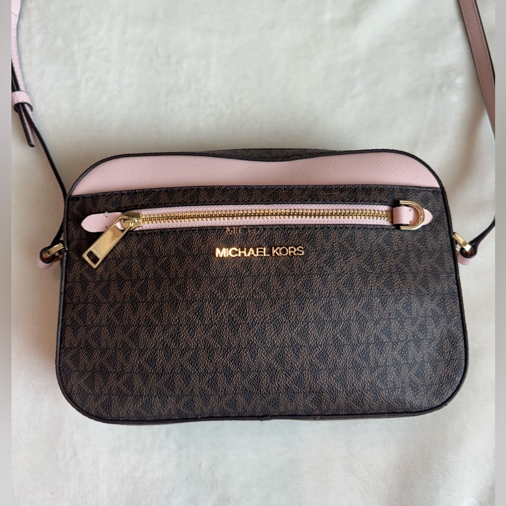 Michael Kors crossbody, like brand new condition, only used once.
